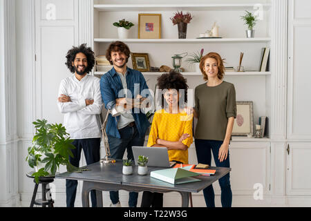 Gruppe von Kreativen stnading in Ihrem neuen Büro Stockfoto