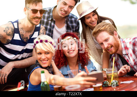 Junge Gruppe der Picknicken, selfie auf Handy in der Natur Stockfoto
