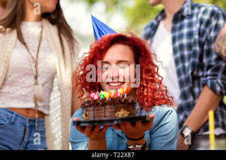 Cute Geburtstag weiblich halten Sie Kuchen und Wünschen machen Stockfoto