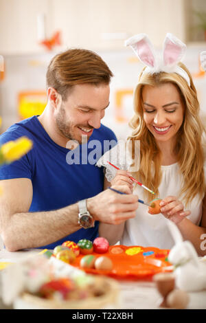 Männliche und weibliche glücklich zusammen malen Eier zu Ostern Stockfoto