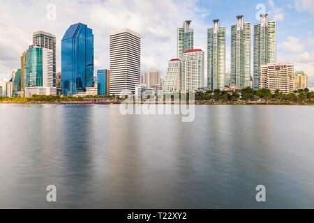 Thailand, Bangkok, moderne Wohn- Hochhäuser am Chao Phraya River Stockfoto