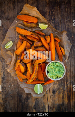 Sweet Potato Wedges mit Avocado dip Stockfoto