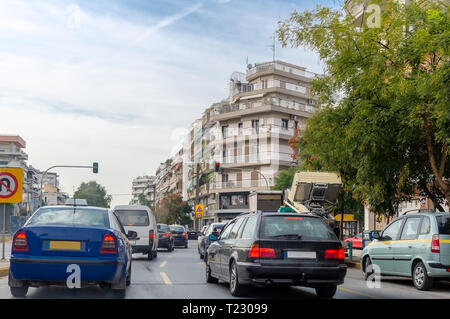 Blick auf die Stadt. Autos auf der Straße. Auf Seiten der Straße sind Hochhäuser mit großzügigen Balkonen Stockfoto