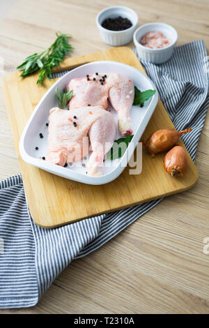 Rohes Huhn in Auflaufform Stockfoto