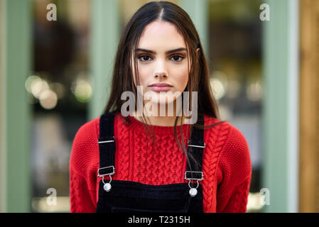 Portrait von modischen jungen Frau das Tragen der roten Strickpullover Stockfoto