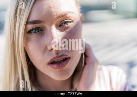 Porträt der blonde junge Frau Stockfoto