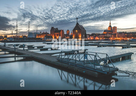 Deutschland, Mecklenburg-Vorpommern, Stralsund, Hafen am Abend Stockfoto