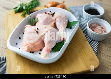 Rohes Huhn in Auflaufform Stockfoto