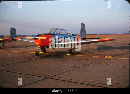 Eine Beechcraft T-34 Mentor an Spence Air Base im Februar 1959 geparkt. Spence Air Base in Moultrie, GA war als US Air Force private Auftragnehmer Kampf Training Schule von 1951 bis 1961, wenn der Bereich der zivilen Kontrolle zurückgegeben wurde. Stockfoto