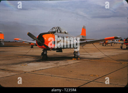 Eine North American T-28 Trojan an Spence Air Base im Februar 1959 geparkt. Spence Air Base in Moultrie, GA war als US Air Force private Auftragnehmer Kampf Training Schule von 1951 bis 1961, wenn der Bereich der zivilen Kontrolle zurückgegeben wurde. Stockfoto