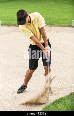 Golfspieler, aus dem Bunker. Stockfoto