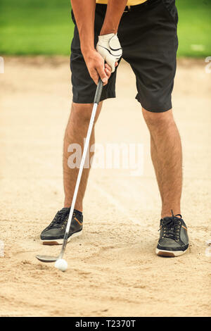 Golfspieler aus Sandfang zu spielen. Stockfoto