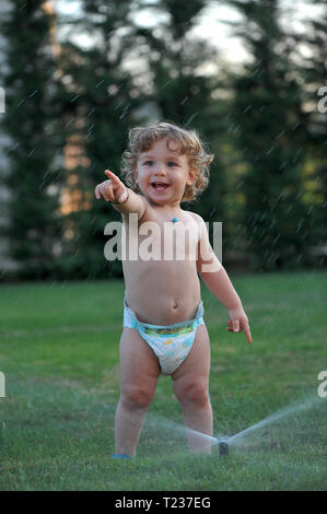 Baby nass auf einen Garten im Sommer Stockfoto