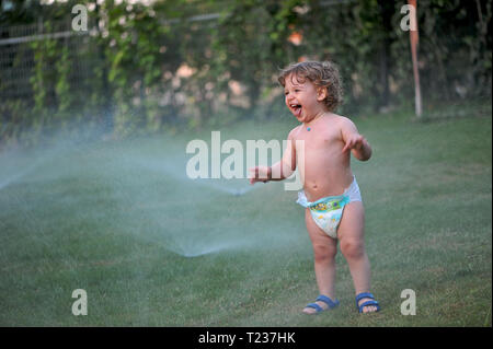 Baby nass auf einen Garten im Sommer Stockfoto