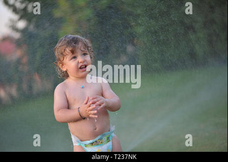 Baby nass auf einen Garten im Sommer Stockfoto