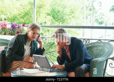 Business-frau und Geschäftsmann Übertragung, USA, 1990er Jahre Stockfoto