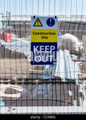 Warnschild: Baustelle FERNHALTEN Stockfoto