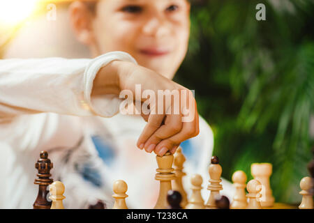 Schüler Schach spielen. Stockfoto