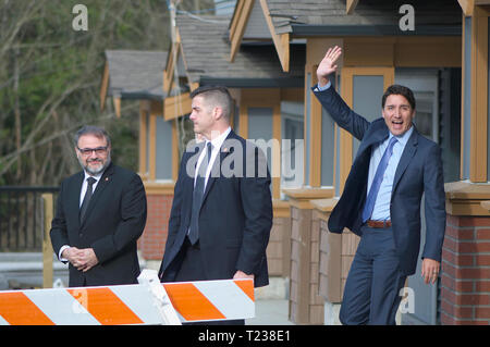 Kanadische Premierminister Justin Trudeau (Winken) und Dan Ruimy, Ridge/Wiesen MP Vertreter im Unterhaus (links). Sicherheit in der Mitte. Stockfoto