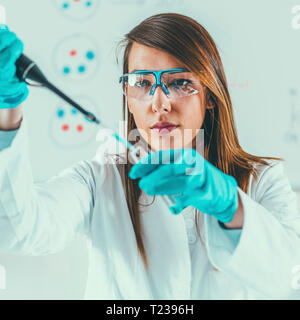 Life Science Forschung. Techniker mit Pipette. Stockfoto