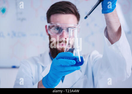Nahaufnahme von jungen Wissenschaftlern im Labor arbeiten. Stockfoto