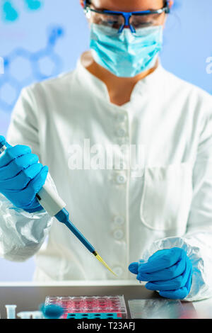 Life Science Forschung. Techniker mit Pipette. Stockfoto