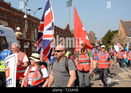 Verlassen bedeutet Rallye am Tag verlassen Großbritannien sollte die EU - 29. März 2019 zu verlassen. März zu verlassen, kommt an das Craven Cottage. Stockfoto