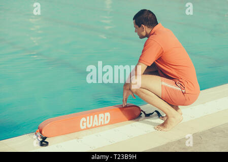 Bademeister am Pool. Retro Style getonten Bild. Stockfoto