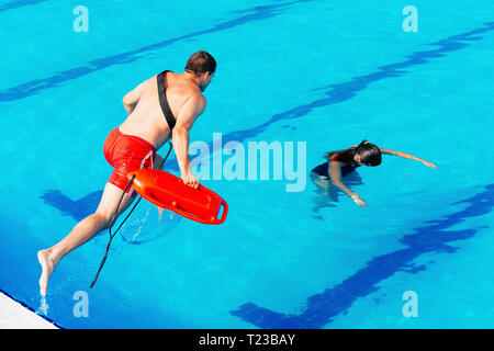 Rettungsschwimmer in Aktion, Wasser. Stockfoto