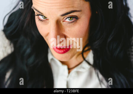 Portrait von reife Frau mit Verärgerten Gesicht und faltigen Gesicht. Stockfoto
