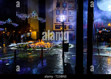 Valencia, Spanien - 19. März 2019: Bleibt bei einem Brand in der Straße während der Nacht. Stockfoto