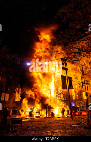 Valencia Falla brennen in einer Straße Stockfoto