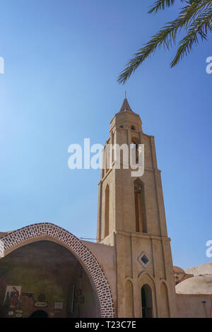 Wadi El-Natron, Ägypten: Das Kloster von Deir Anba Bishoy (St. Bishoi) stammt aus dem Bereits im 9. Jahrhundert CE. Stockfoto