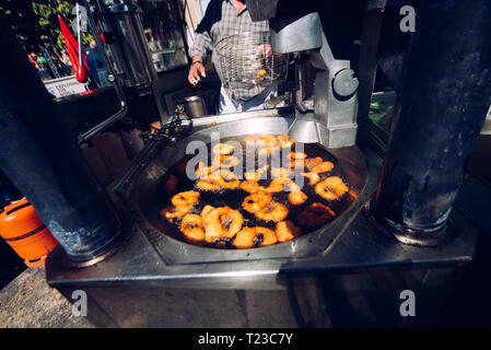 Valencia, Spanien - 19. März 2019: Topf mit siedendem Öl traditionelle Kürbis Krapfen buñuelos vorzubereiten, in einer Straße in Valencia. Stockfoto