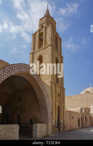 Wadi El-Natron, Ägypten: Das Kloster von Deir Anba Bishoy (St. Bishoi) stammt aus dem Bereits im 9. Jahrhundert CE. Stockfoto