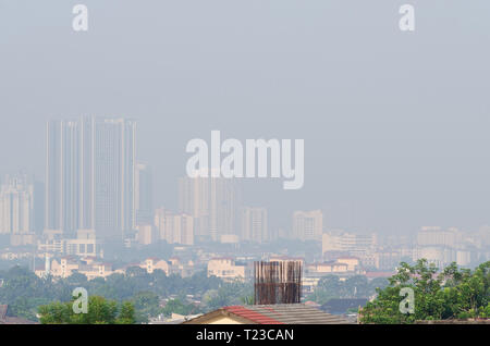 Blick auf die stadt mit geringer Sicht gefährlich Dunst und Nebel in Kuala Lumpur, Malaysia. Stockfoto