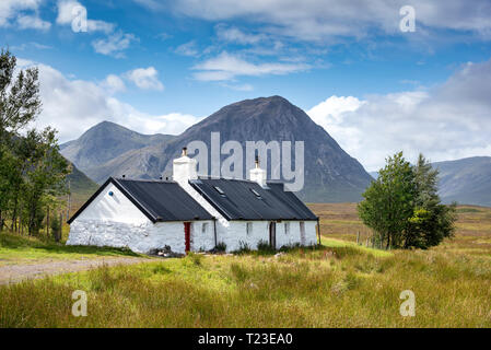 Vereinigtes Königreich, Schottland, Highland, Buachaille Etive Mor, Glencoe, schwarzen Rock Cottage, Bauernhaus, Buachaille Etive Mor im Hintergrund Stockfoto