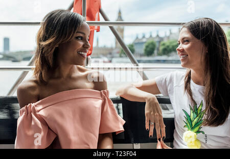 UK, London, zwei glückliche Frauen mit dem Schiff auf der Themse Reisen Stockfoto