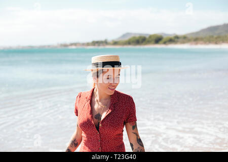 Spanien, Mallorca, Porträt der Tätowierte junge Frau am Strand Stockfoto