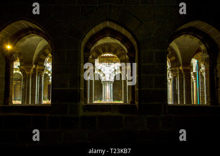 Die Klöster von Le Puy Cathedral in Le Puy-en-Velay Frankreich. Die Kathedrale ist ein Ausgangspunkt für die Pilger, die zu Fuß nach Santiago de C Stockfoto