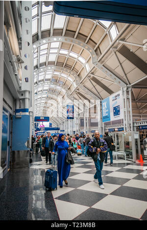 Personen innerhalb des Chicago O'Hare International Airport Stockfoto