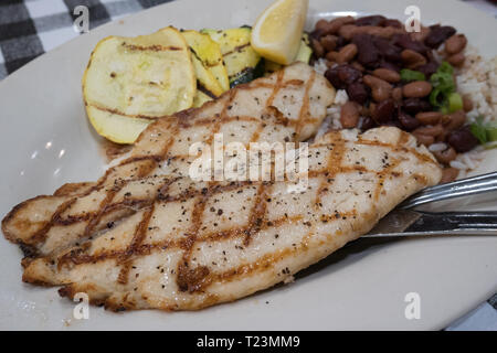 Gegrillte tilapia mit Nieren und pinto Bohnen High Protein gesunden Abendessen Stockfoto