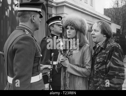 Das Brechen von Bumbo (1970) Joanna Lumley, Derek Newark, Datum: 1970 Stockfoto