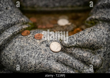 Münzen im Brunnen Stockfoto