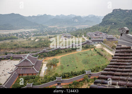 Blick von der Pagode in Bai Dinh Tempel, buddhistische Tempel auf Bai Dinh Berg in Gia Vien Bezirk, Provinz Ninh Binh, Vietnam. Stockfoto