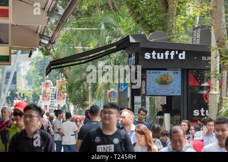 Shopper, Büroangestellte und Touristen zu Fuß entlang der Orchard Road im Zentrum von Singapur Stockfoto