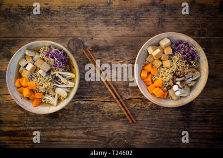 Miso Ramen Suppe mit Nudeln, rote Radieschen Sprossen, Kürbis, gebratenem Tofu, shimeji und König Trompete Pilz Stockfoto