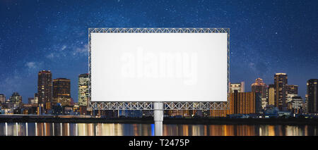 Leeres Plakat für Werbung, Night city mit Sternenhimmel Hintergründe Stockfoto
