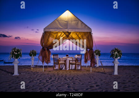 Romantisches Abendessen am Strand Stockfoto