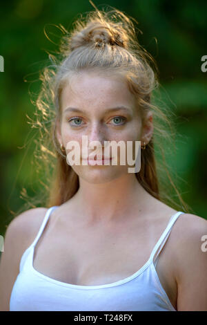 Portrait von sommersprossiges Mädchen im Teenageralter im Sommer Stockfoto